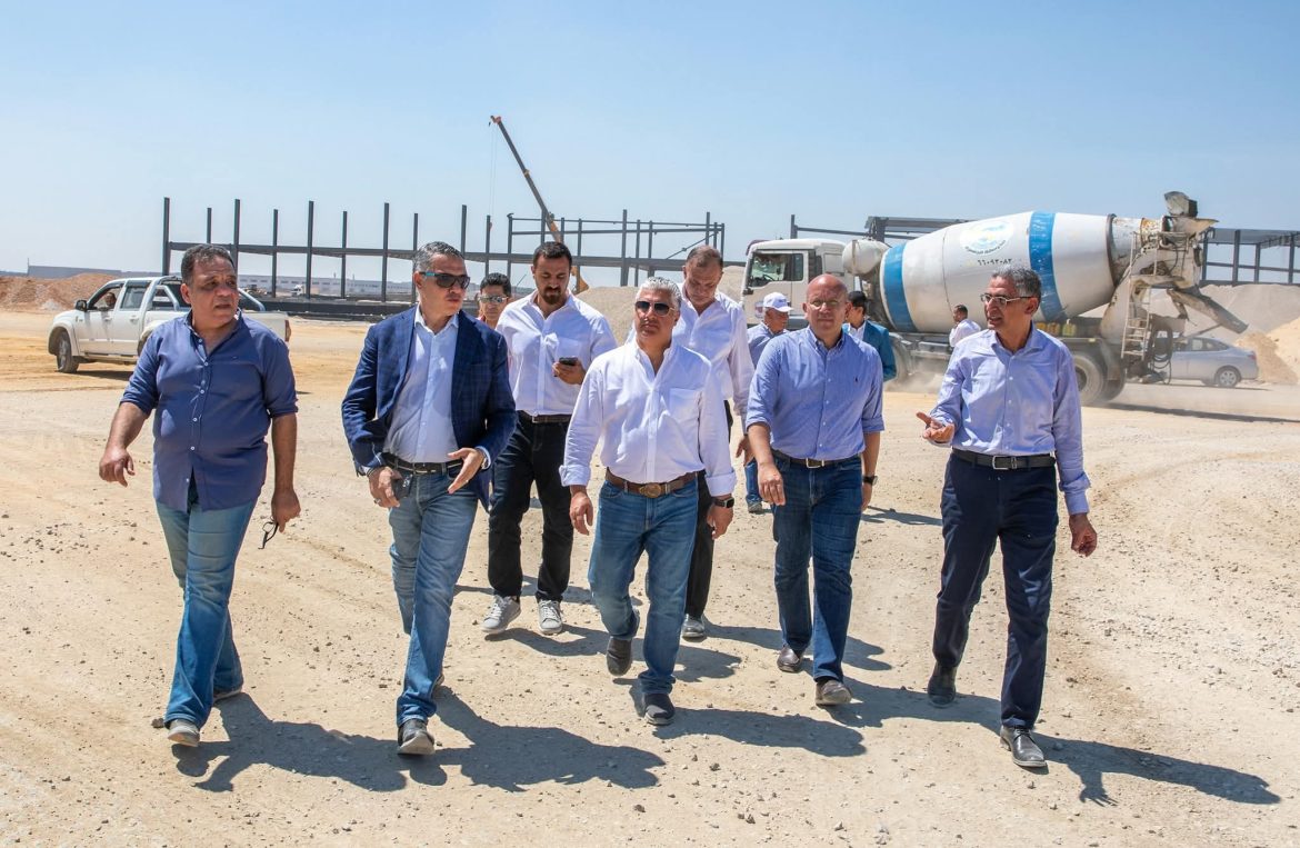 رئيس اقتصادية قناة السويس: نعمل على قدم وساق بمشروعات البنية التحتية والمرافق بالقنطرة غرب 