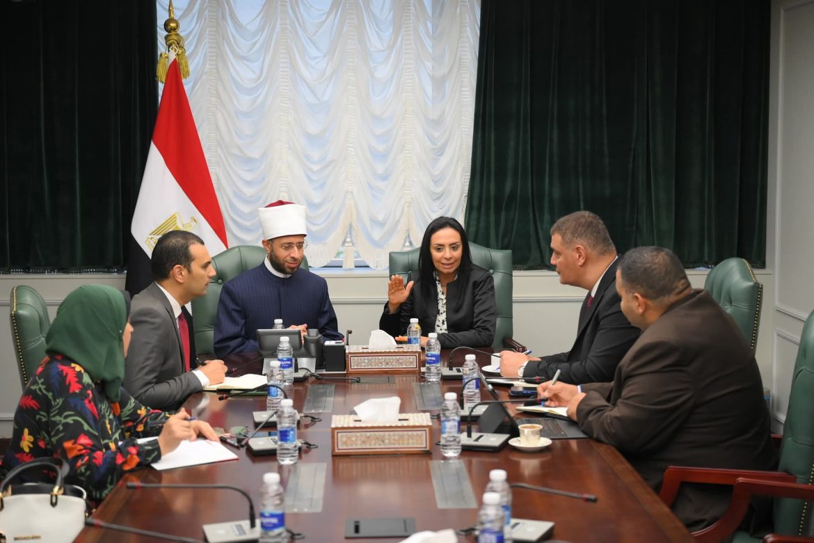 وزيرا التضامن والأوقاف يبحثان دعم مبادرات وبرامج الحماية الاجتماعية للأسر الأكثر احتياجًا