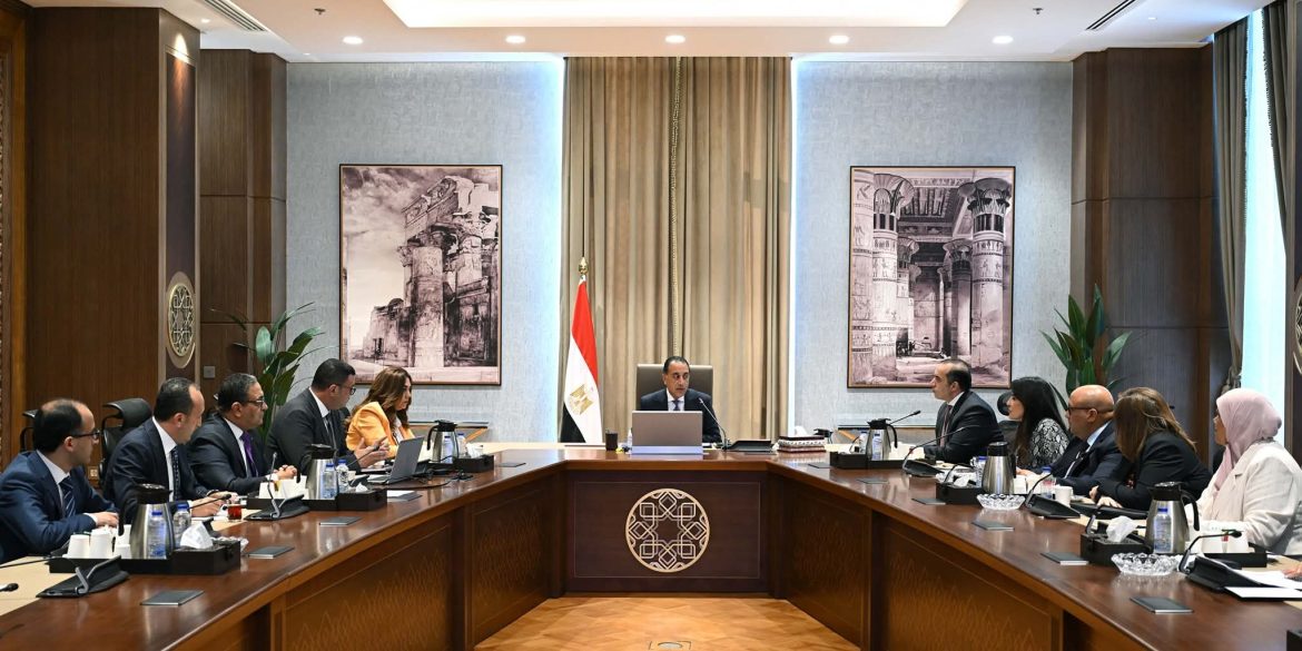 رئيس الوزراء يناقش الآليات المقترحة لتطبيق القواعد المنظمة لقانون الإيجار الجديد