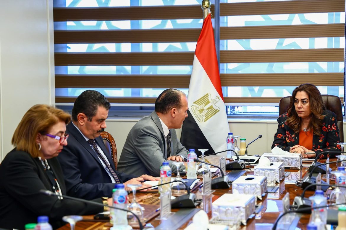 وزيرة التنمية المحلية تتابع الموقف التنفيذى لتطبيق الهوية البصرية في جميع المحافظات