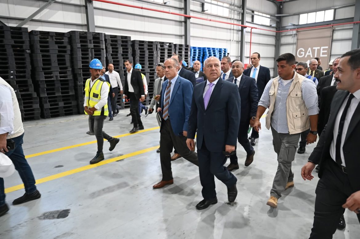 وزير الصناعة يتفقد مشروعات مينائي الإسكندرية والدخيلة