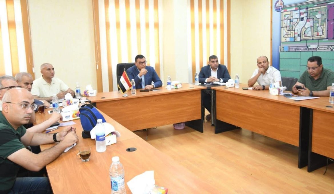 وزير الإسكان يصل "النوبارية الجديدة" ويعقد اجتماعًا لمتابعة سير العمل بمختلف القطاعات بالمدينة