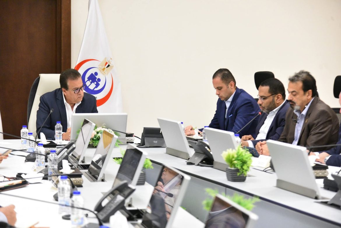 وزير الصحة يناقش عددًا من الإجراءات لتعزيز جودة الخدمات الصحية المقدمة للمواطنين