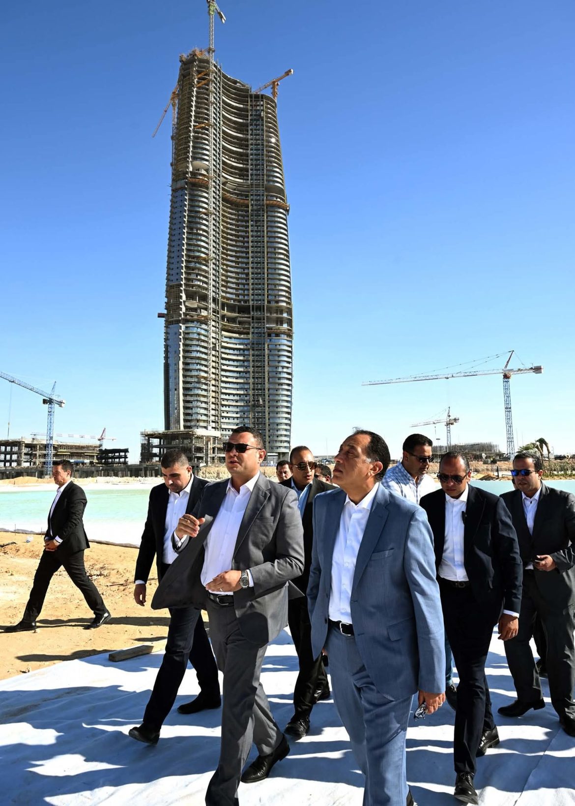 رئيس الوزراء يتفقد أعمال مشروعات أبراج الداون تاون و داون تاون لاجون بمدينة العلمين الجديدة