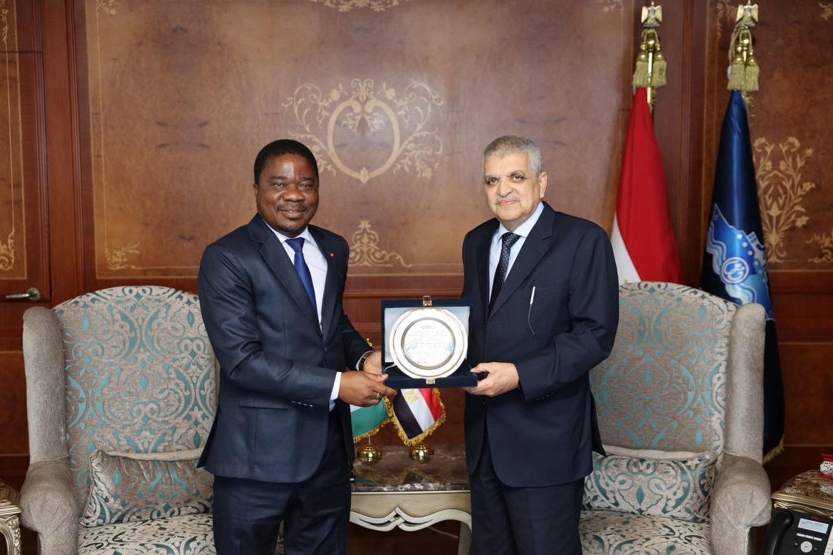رئيس هيئة قناة السويس يبحث سبل التعاون الثنائي مع السفير الإيفواري في مجالات تطوير الموانئ والتدريب
