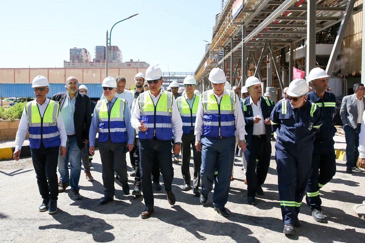 وزير قطاع الأعمال العام في جولة ميدانية بشركة مصر لصناعة الكيماويات بالإسكندرية
