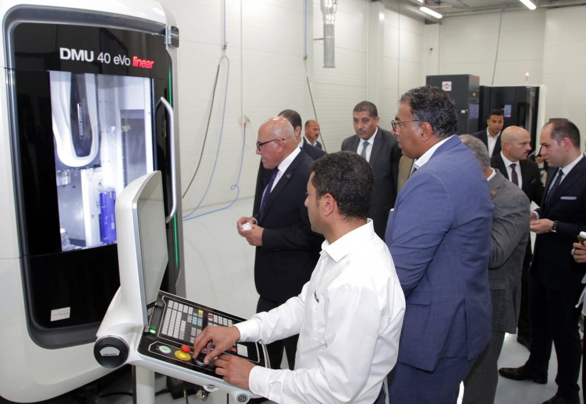 رئيس الهيئة العربية للتصنيع يتفقد التشغيل التجريبي لمصنع مستلزمات جراحة العظام