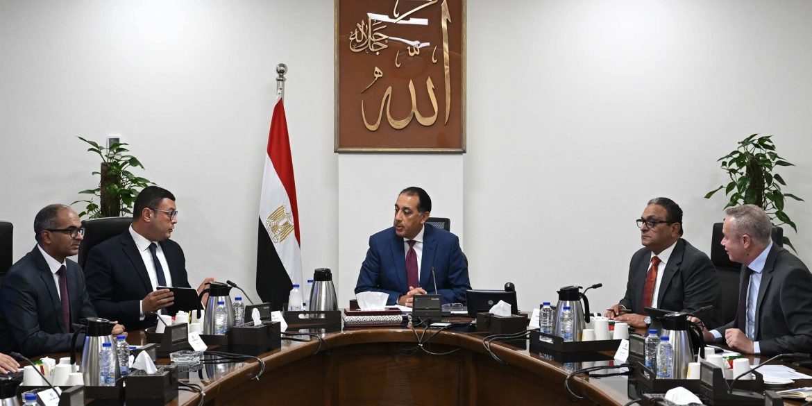 رئيس الوزراء يتابع إجراءات تنفيذ الخطة الاستراتيجية لتحلية مياه البحر