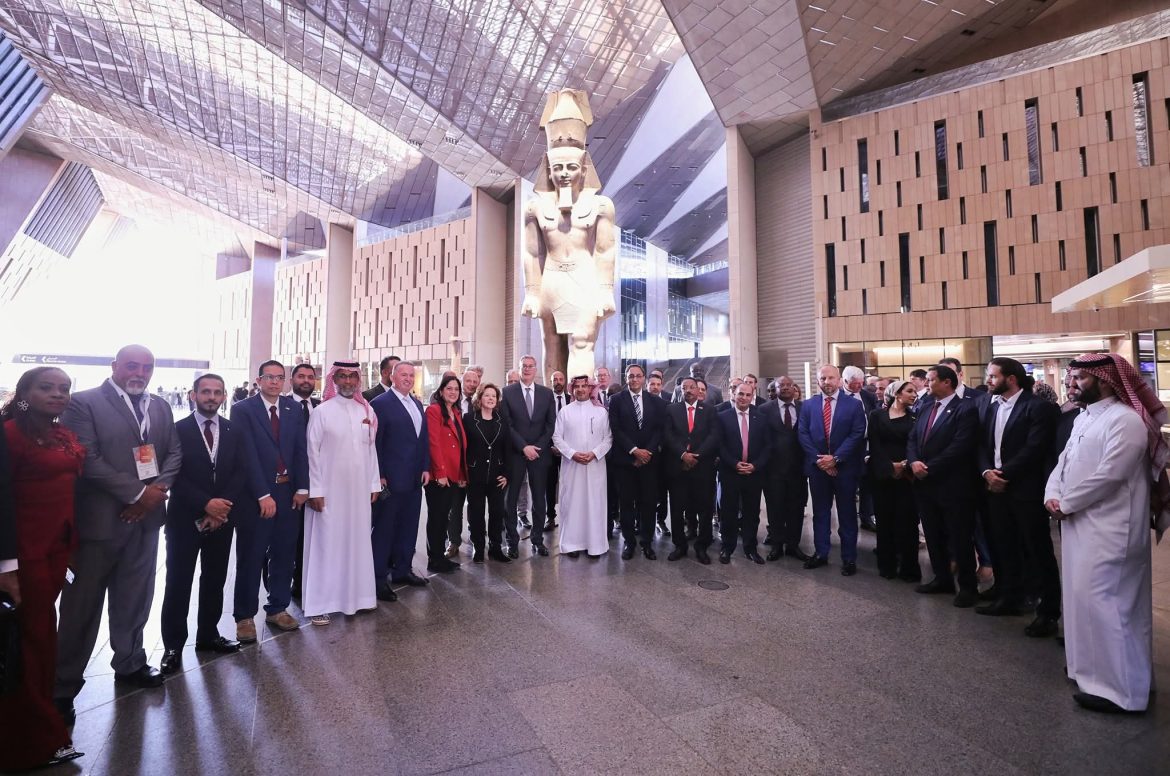 وزير البترول يقود جولة لضيوف منتدى مصر للتعدين في المتحف المصري الكبير