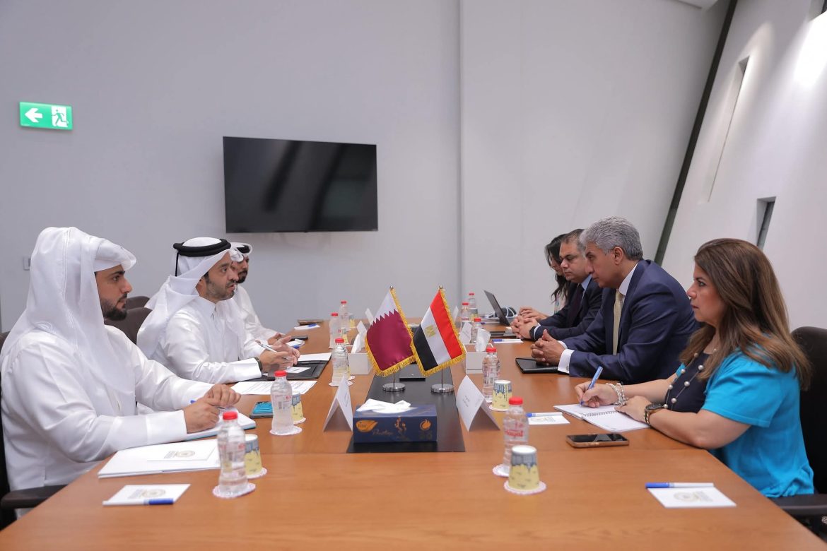 وزير السياحة يستقبل رئيس هيئة قطر للسياحة لبحث سبل تعزيز التعاون السياحي بين البلدين