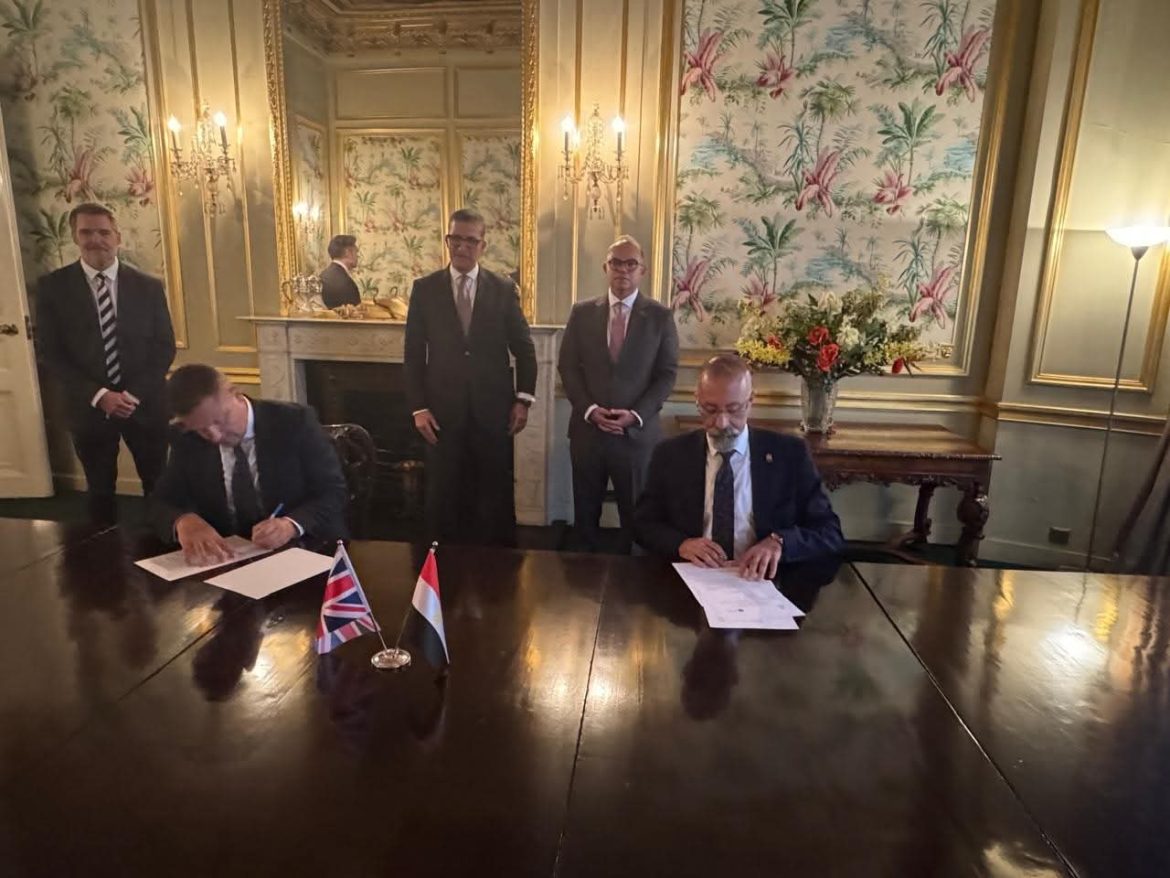 معهد الخدمات المالية وكلية Bayes للأعمال بلندن يوقعان مذكرة تفاهم 