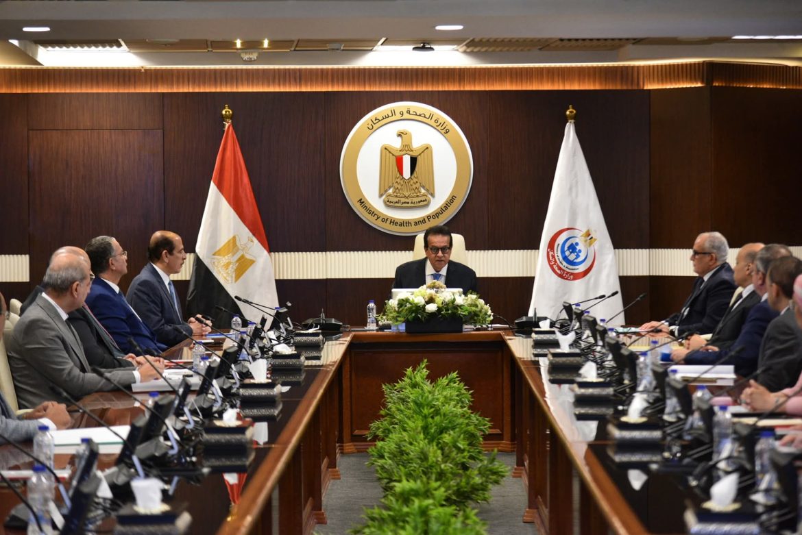 وزير الصحة يوجه بتطوير العيادات التابعة للهيئة العامة للتأمين الصحي 