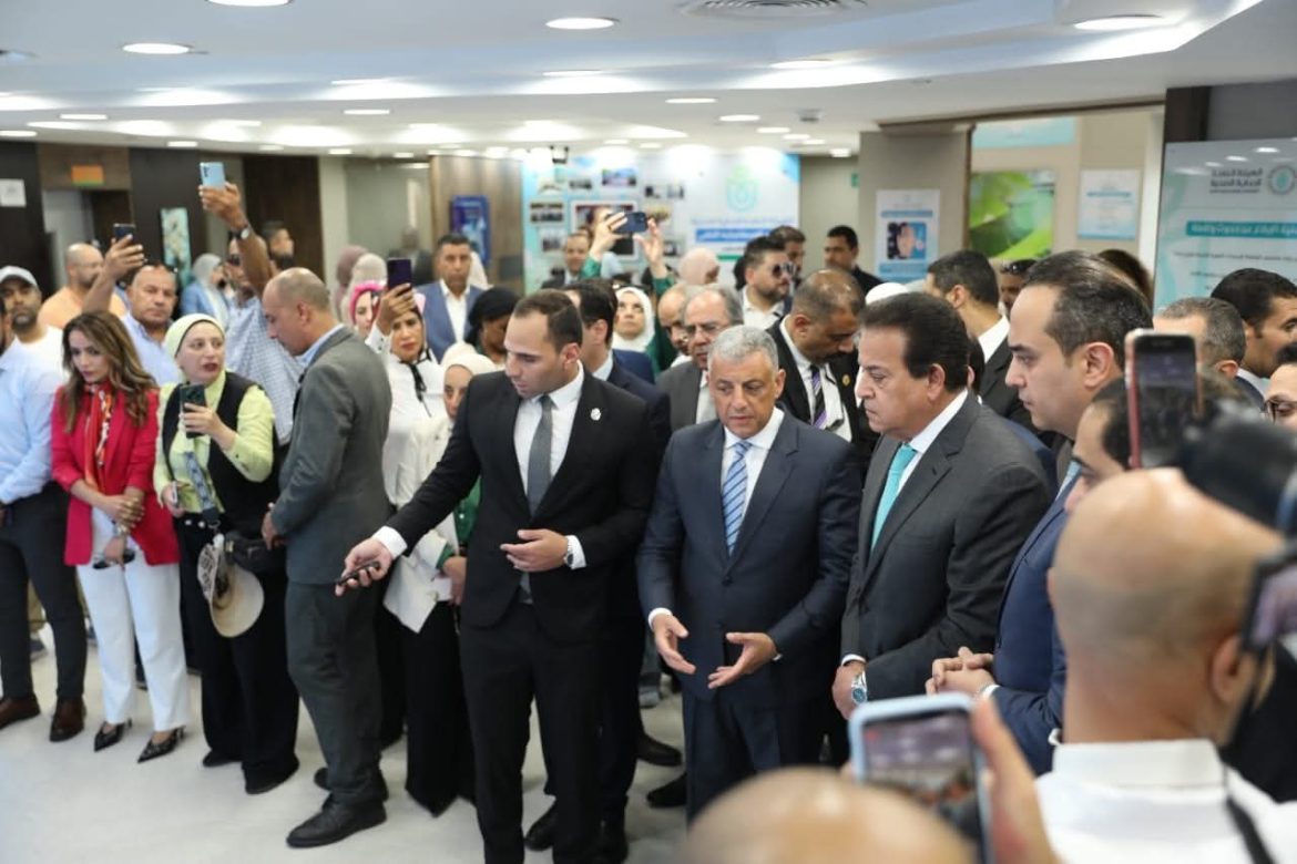 وزير الصحة يتفقد المجمع الطبي ومركز 30 يونيو للكلى بالإسماعيلية