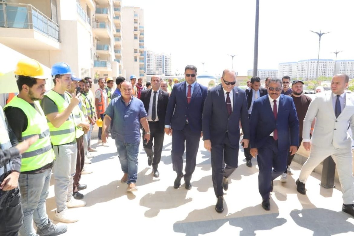 وزير العمل يتفقد قوافل طبية تقدم خدمات صحية للعمالة غير المنتظمة بالعلمين 