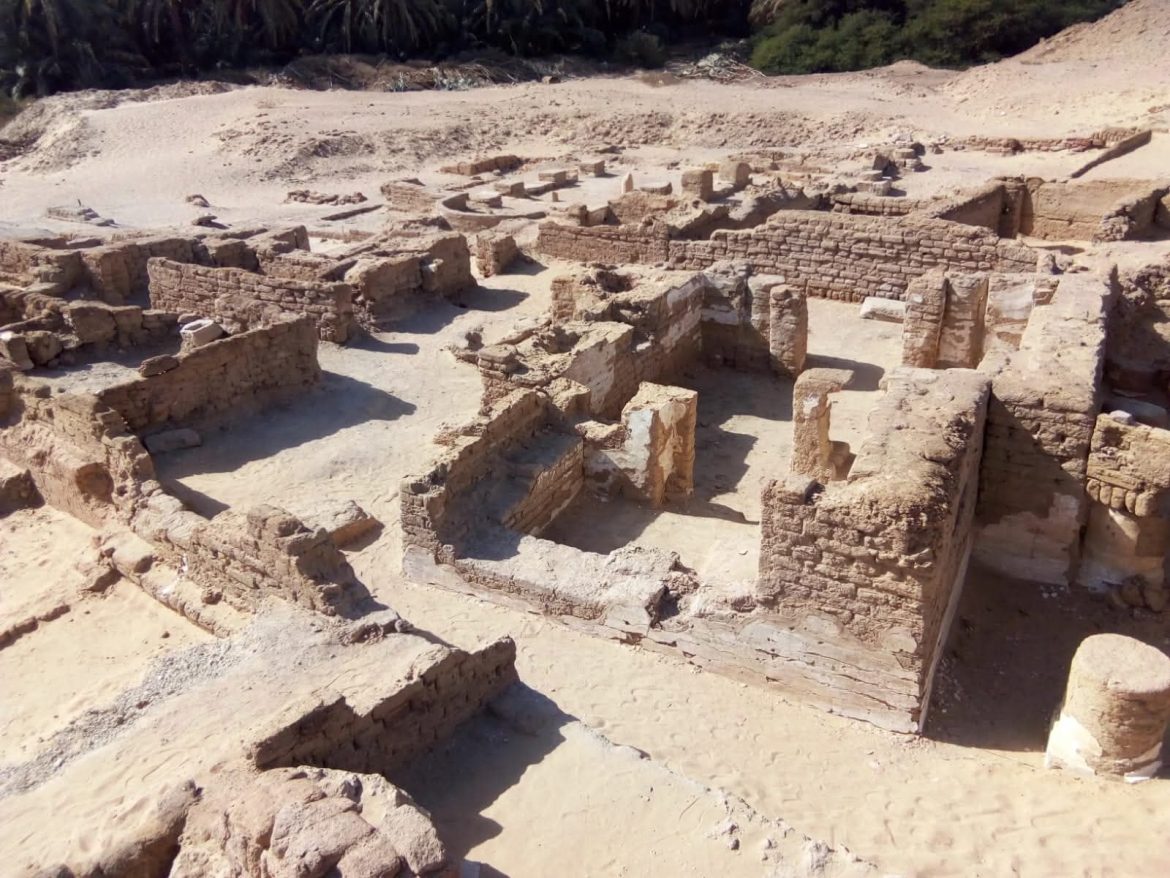 وزارة السياحة: الكشف عن بقايا العناصر المعمارية للمدينة السكنية الرئيسية لواحات الخارجة وزارة السياحة: الكشف عن بقايا العناصر المعمارية للمدينة السكنية الرئيسية لواحات الخارجة