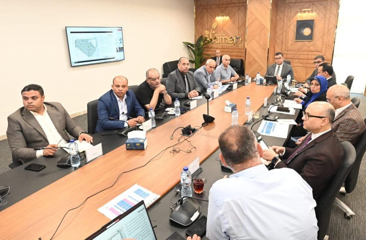 وزير الإسكان يتابع مبيعات وتسويق المشروعات بالمدن الجديدة مع «فاوندرز للتطوير العقاري» وزير الإسكان يتابع مبيعات وتسويق المشروعات بالمدن الجديدة مع «فاوندرز للتطوير العقاري»