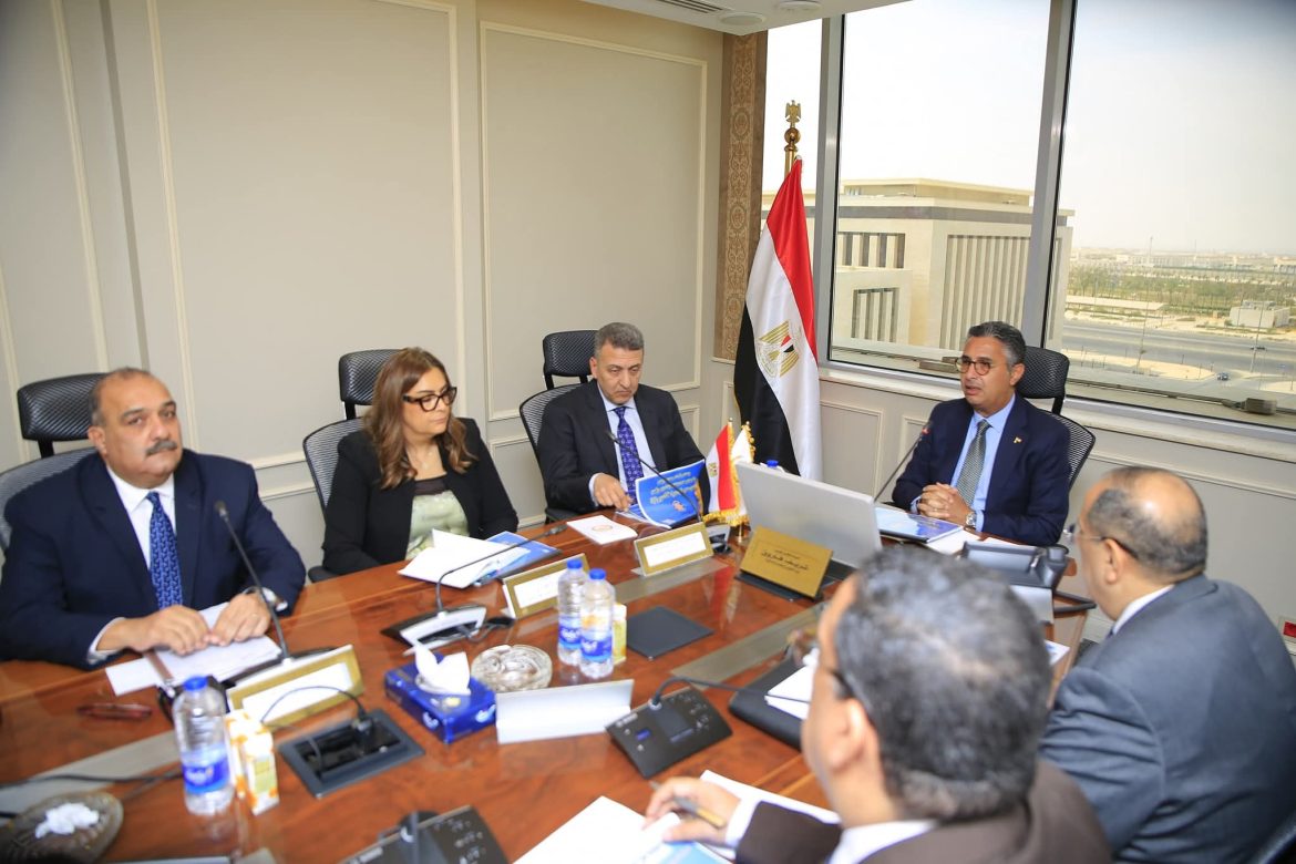 وزير التموين يتابع تعزير المخزون الاستراتيجي مع الشركة العامة لتجارة الجملة وزير التموين يتابع تعزير المخزون الاستراتيجي مع الشركة العامة لتجارة الجملة