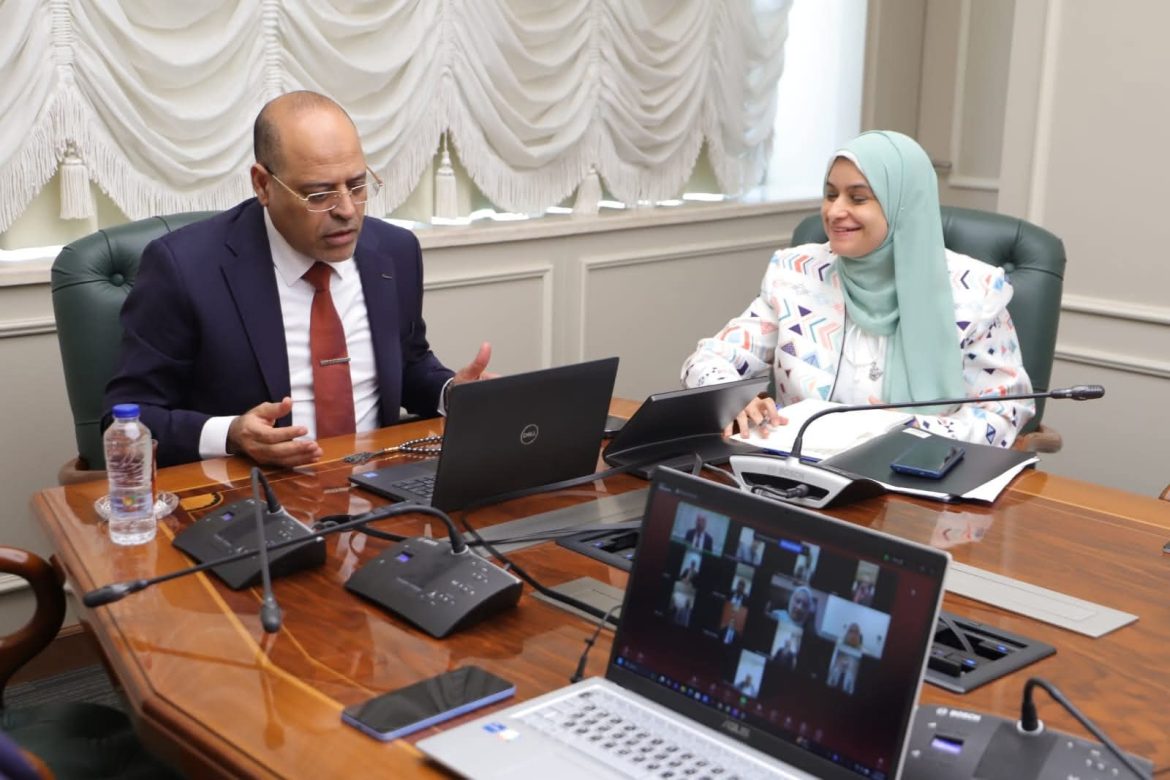 وزير العمل يوجه بتوفير فرص عمل للشباب المصري والتواصل الميداني مع العاملين بالخارج وزير العمل يوجه بتوفير فرص عمل للشباب المصري والتواصل الميداني مع العاملين بالخارج