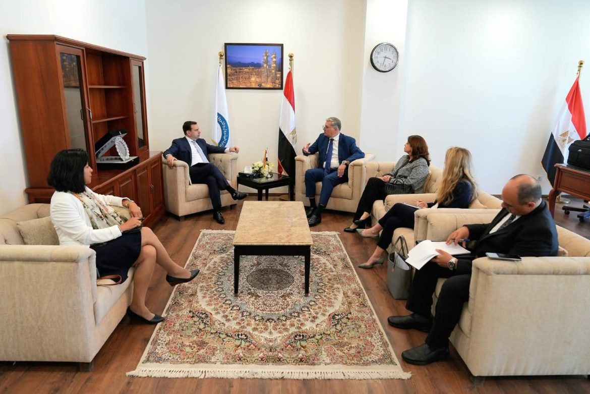 وزير البترول يستعرض تطورات استثمارات شركة شل العالمية في مشروعات الغاز الطبيعي بمصر وزير البترول يستعرض تطورات استثمارات شركة شل العالمية في مشروعات الغاز الطبيعي بمصر