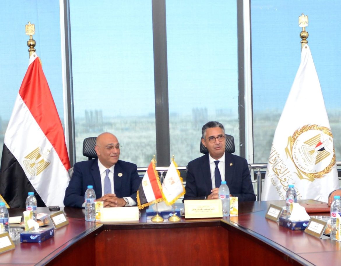 وزير التموين يدرس إنشاء منافذ جديدة في المناطق الأكثر احتياجًا على مستوى الجمهورية وزير التموين يدرس إنشاء منافذ جديدة في المناطق الأكثر احتياجًا على مستوى الجمهورية