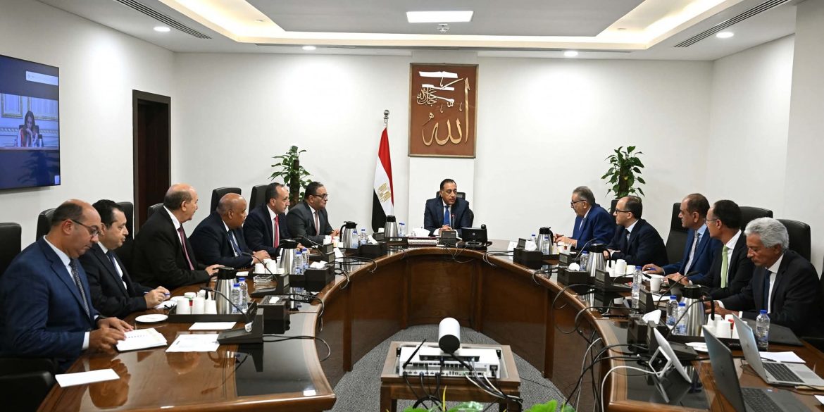 رئاسة الوزراء: توافق بين الحكومة والتجار والصناع على مبادرة لخفض أسعار السلع المختلفة