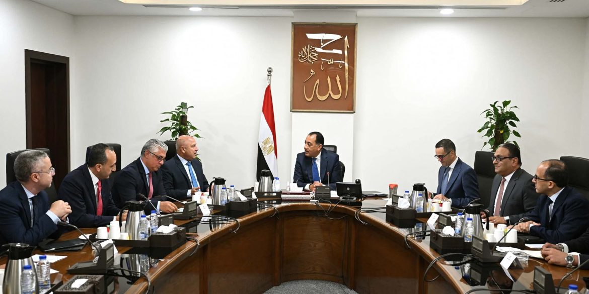 رئيس الوزراء: الحكومة لديها الاستعداد لتوطين صناعة السيارات الكهربائية في مصر رئيس الوزراء: الحكومة لديها الاستعداد لتوطين صناعة السيارات الكهربائية في مصر