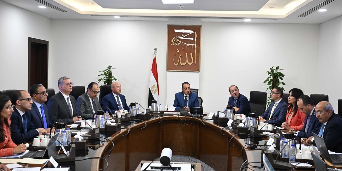 رئيس الوزراء يستعرض الفرص الاستثمارية الجاري التفاوض بشأنها مع عدد من دول الخليج رئيس الوزراء يستعرض الفرص الاستثمارية الجاري التفاوض بشأنها مع عدد من دول الخليج