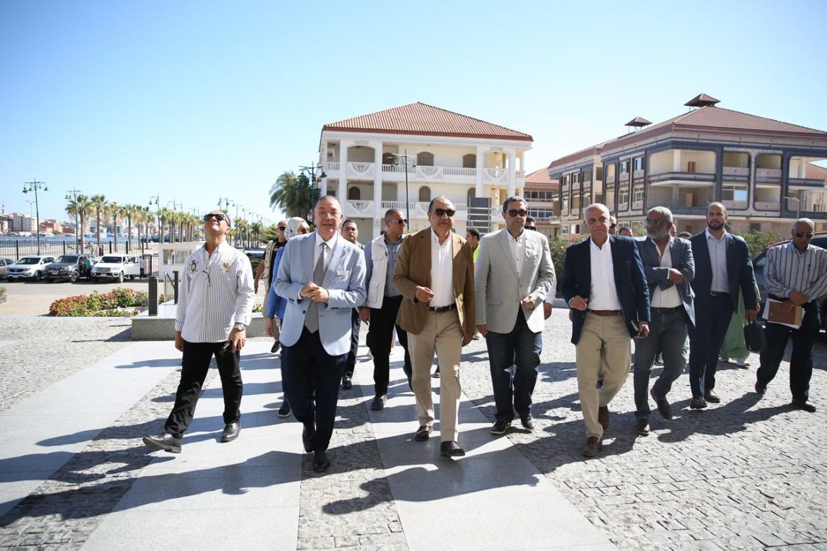 وزير قطاع الأعمال العام يتفقد عددا من المنشآت والمشروعات الفندقية برأس البر