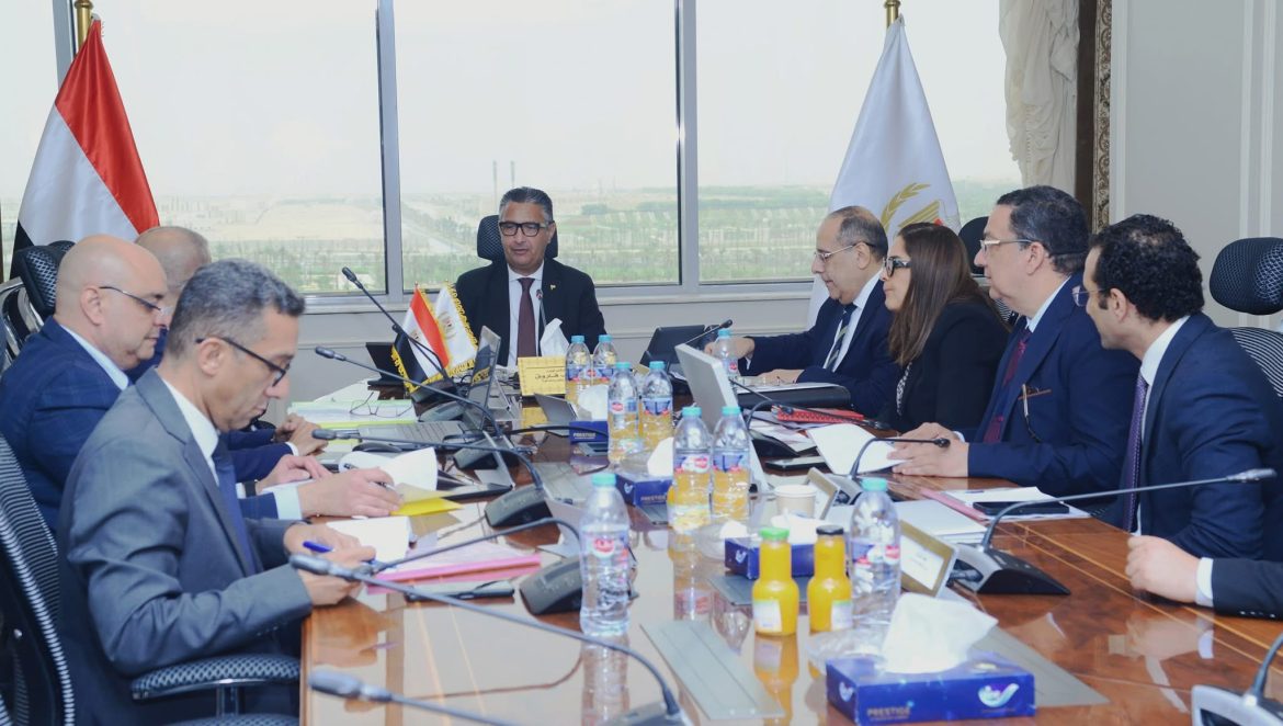 وزير التموين يجتمع مع رئيس مجلس ادارة الشركة المصرية لتجارة الجملة لمتابعة انتظام العمل وموقف توافر السلع بالمنافذ والمخازن