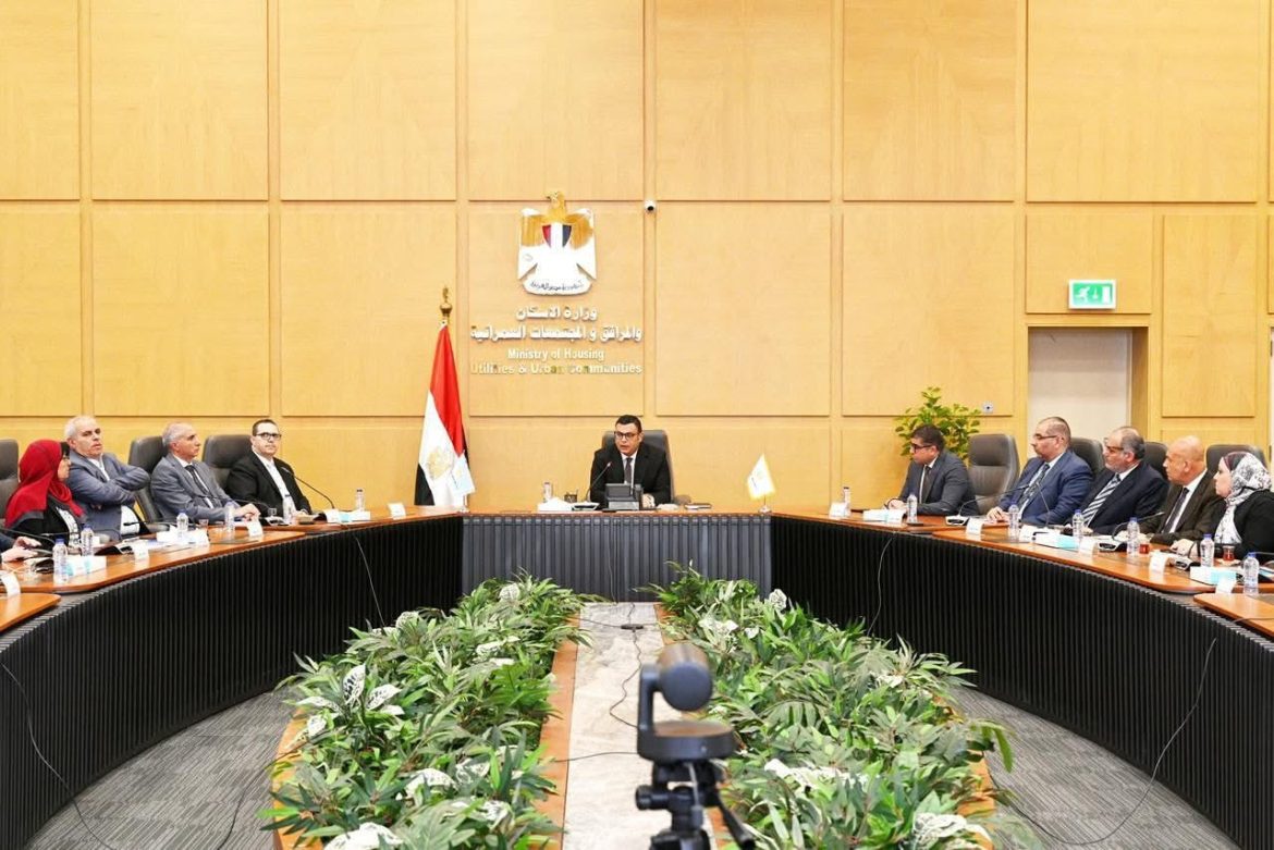 وزير الإسكان يتابع موقف توفيق الأوضاع بالأراضي المنضمة لأحوزة عددٍ من المدن الجديدة وزير الإسكان يتابع موقف توفيق الأوضاع بالأراضي المنضمة لأحوزة عددٍ من المدن الجديدة