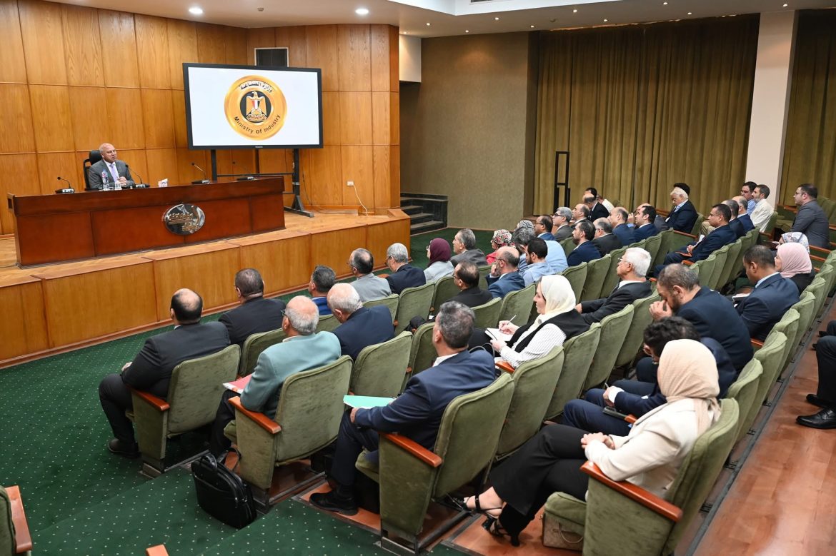 وزير الصناعة: ضبط سوق الأسمنت لتحقيق التوازن اللازم به وضمان استقرار سلاسل الإمداد والإنتاج، لتلبية احتياجات السوق المحلي