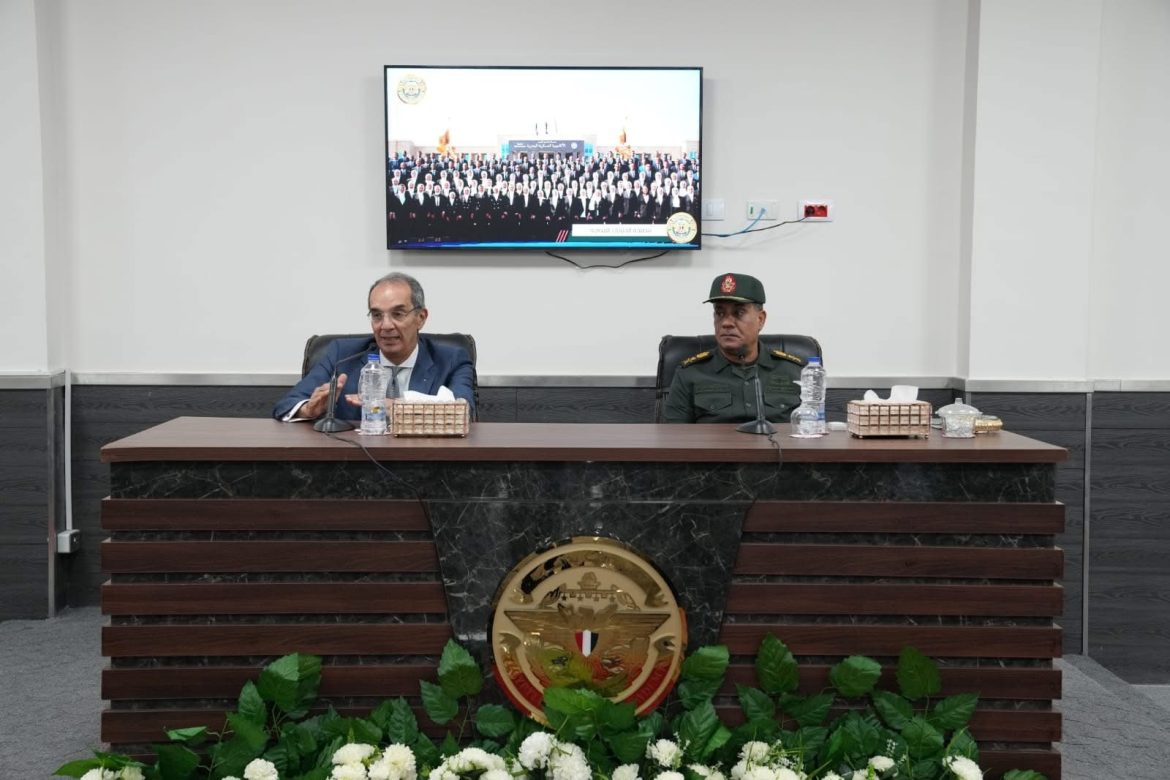 وزير الاتصالات يلتقى بالمتقدمين للإلتحاق بمبادرة " الرواد الرقميون" فى بداية إختبارات القبول بمقر الأكاديمية العسكرية المصرية