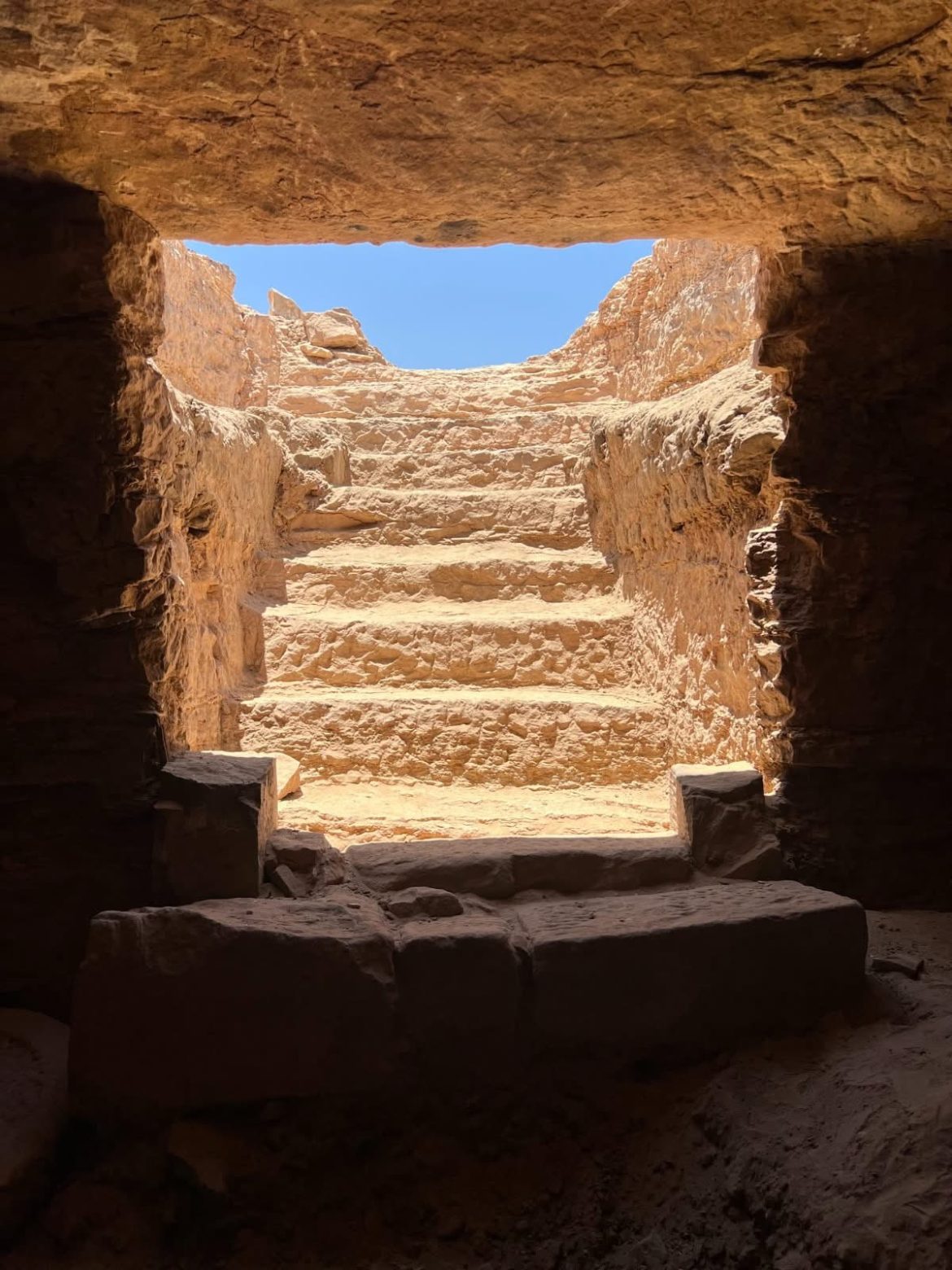 اكتشاف مقابر جديدة من العصرين اليوناني والروماني بنقوش هيروغليفية في الجبانة حول منطقة ضريح الآغاخان بأسوان