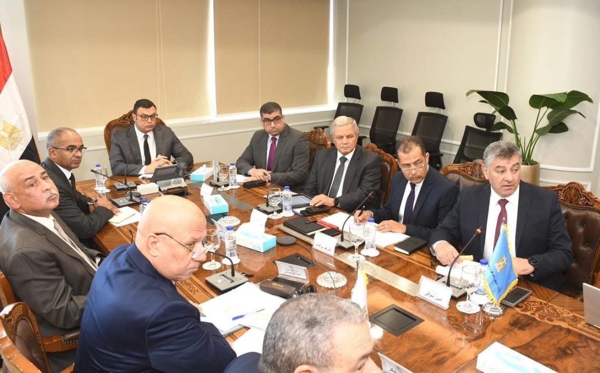 وزير الإسكان يتابع موقف مشروعات مياه الشرب والصرف الصحي ضمن المبادرة الرئاسية "حياة كريمة" بمحافظة المنيا