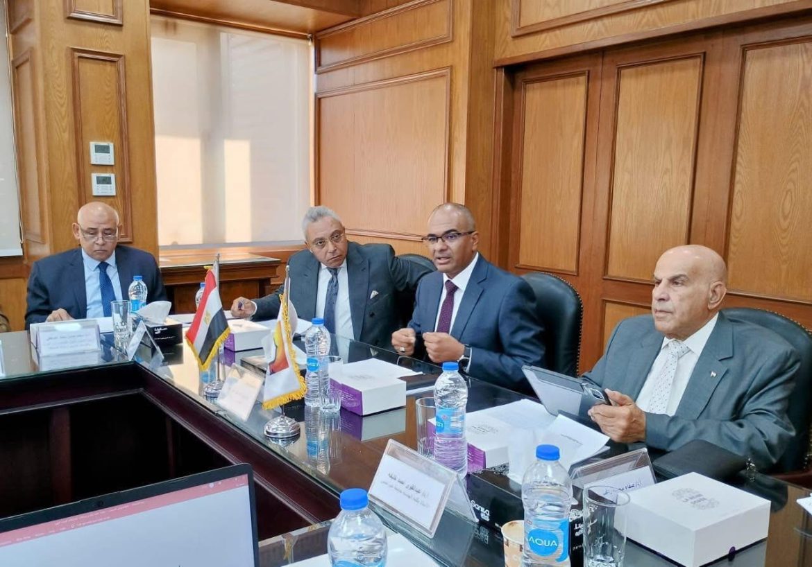 نائب وزير الإسكان يعقد اجتماعًا مع اللجنة التنسيقية العليا لتحديث أكواد مياه الشرب والصرف الصحي