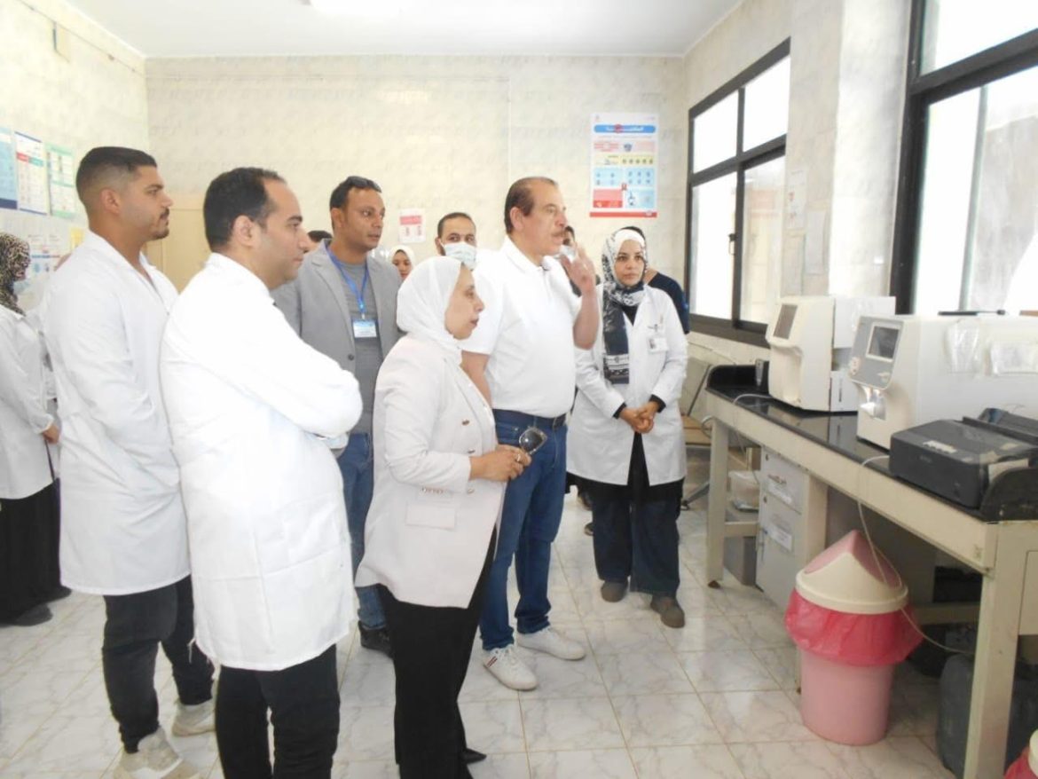 نائب وزير الصحة يتفقد منشآت طبية بالإسماعيلية ويوجه بمكافآت للمتميزين وإجراءات ضد المقصرين