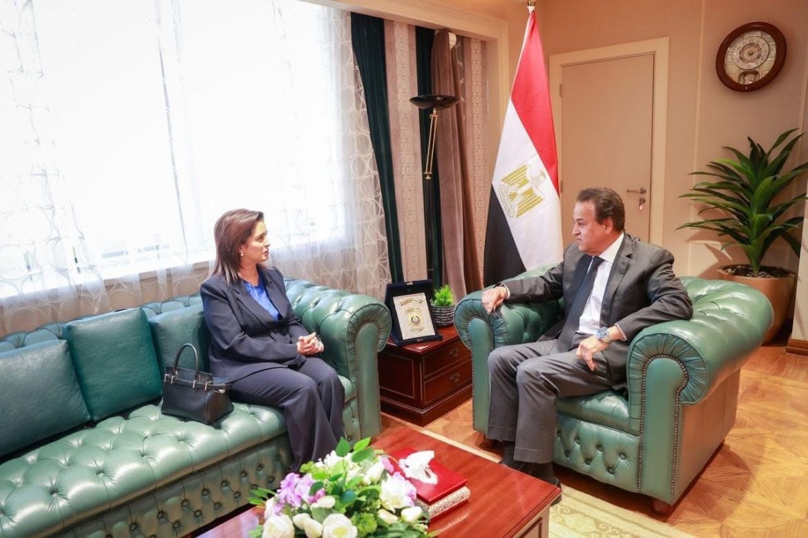وزير الصحة يبحث مع المدير الإقليمي لمنظمة الصحة العالمية تعزيز التعاون الصحي في ملفات المبادرات والتحول الرقمي وصناعة الأدوية واللقاحات وزير الصحة يبحث مع المدير الإقليمي لمنظمة الصحة العالمية تعزيز التعاون الصحي في ملفات المبادرات والتحول الرقمي وصناعة الأدوية واللقاحات