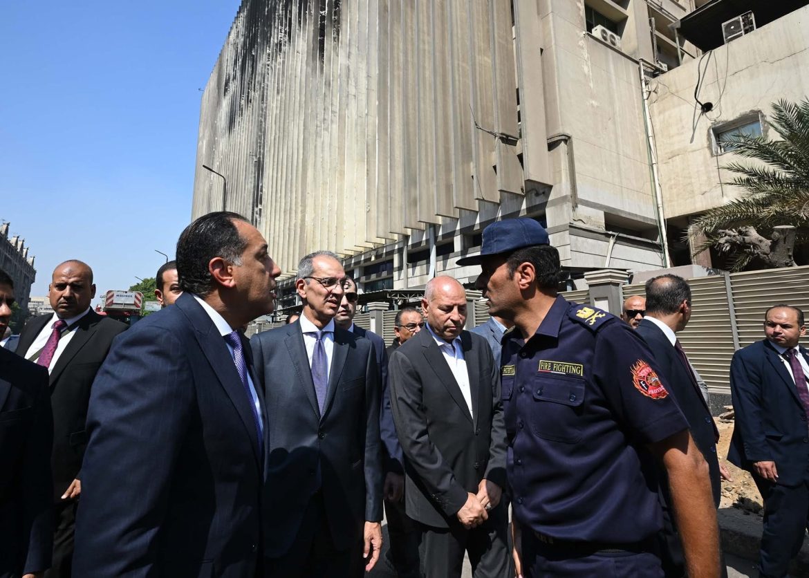 رئيس الوزراء يتفقد "سنترال رمسيس" ويستعرض تقريرا مع وزير الاتصالات بشأن عودة مختلف الخدمات