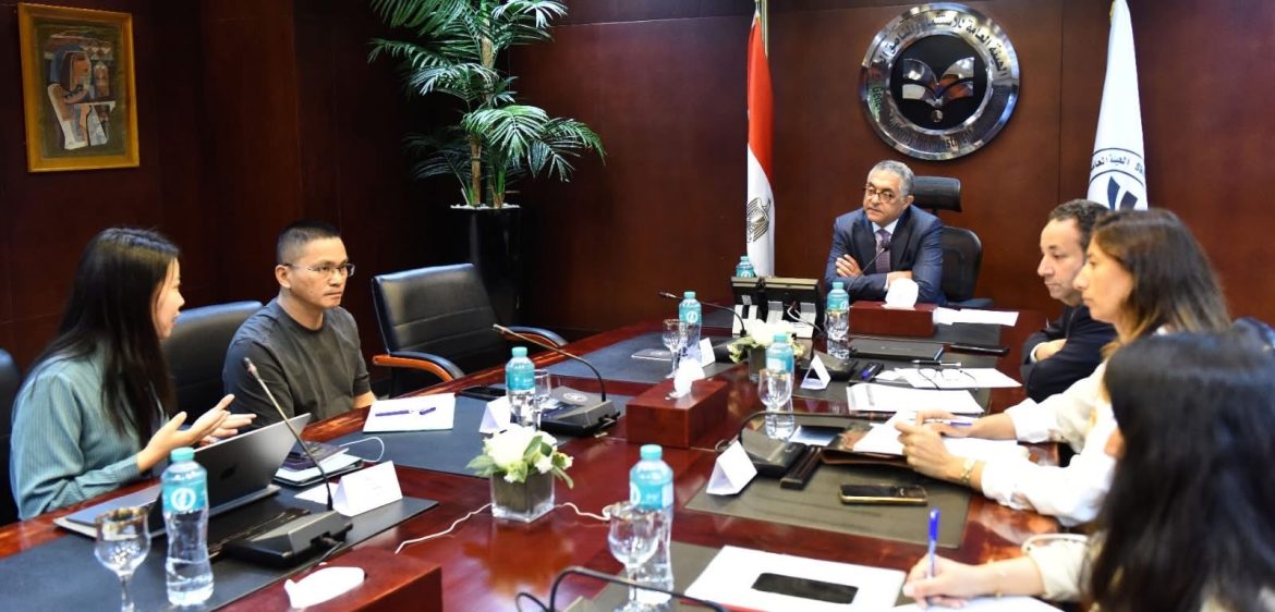 الهيئة العامة للاستثمار تبحث سُبل نقل سلاسل الإنتاج الصينية في قطاع الملابس إلى مصر