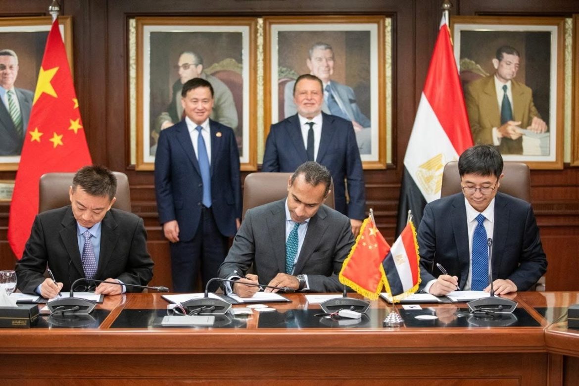 محافظ البنك المركزي المصري يستقبل نظيره الصيني ويشهدان توقيع 3 مذكرات للتعاون المشترك