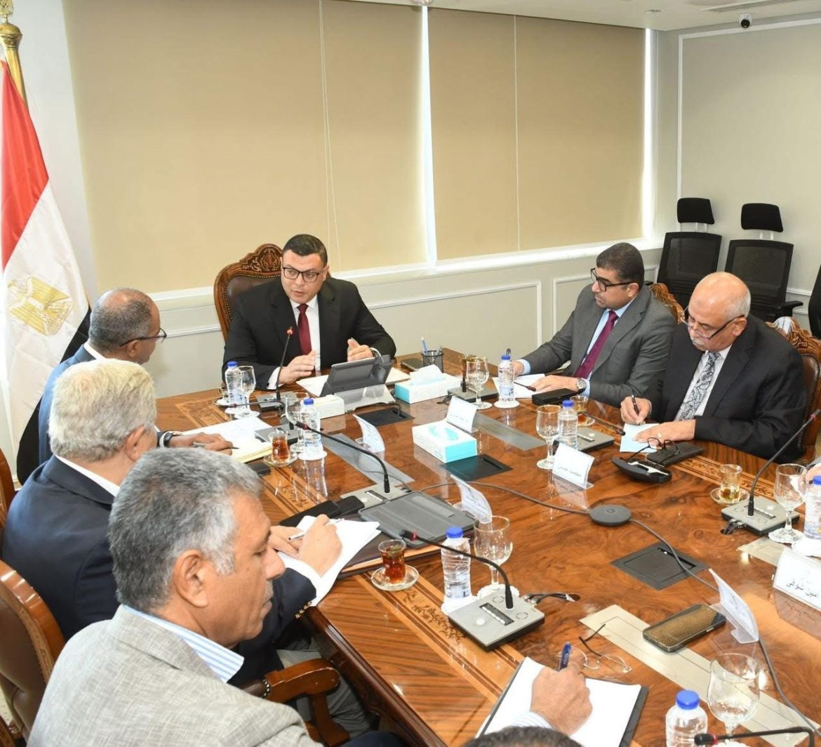 وزير الإسكان يتابع موقف عددٍ من مشروعات مرافق مياه الشرب والصرف الصحي بالمدن الجديدة والمحافظات