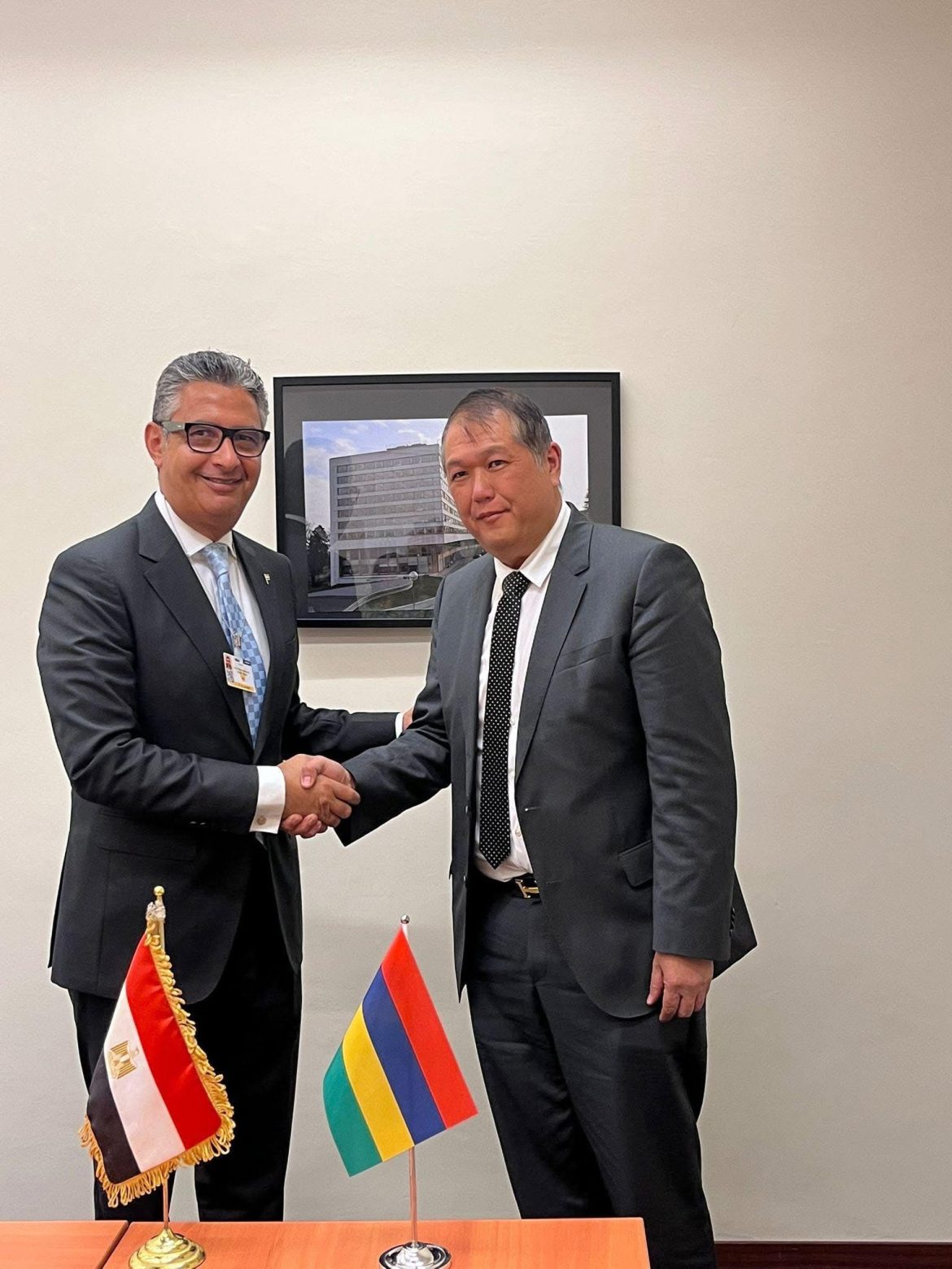 وزير التموين يبحث مع وزير التجارة في موريشيوس فرص التعاون لتوريد السلع الأساسية