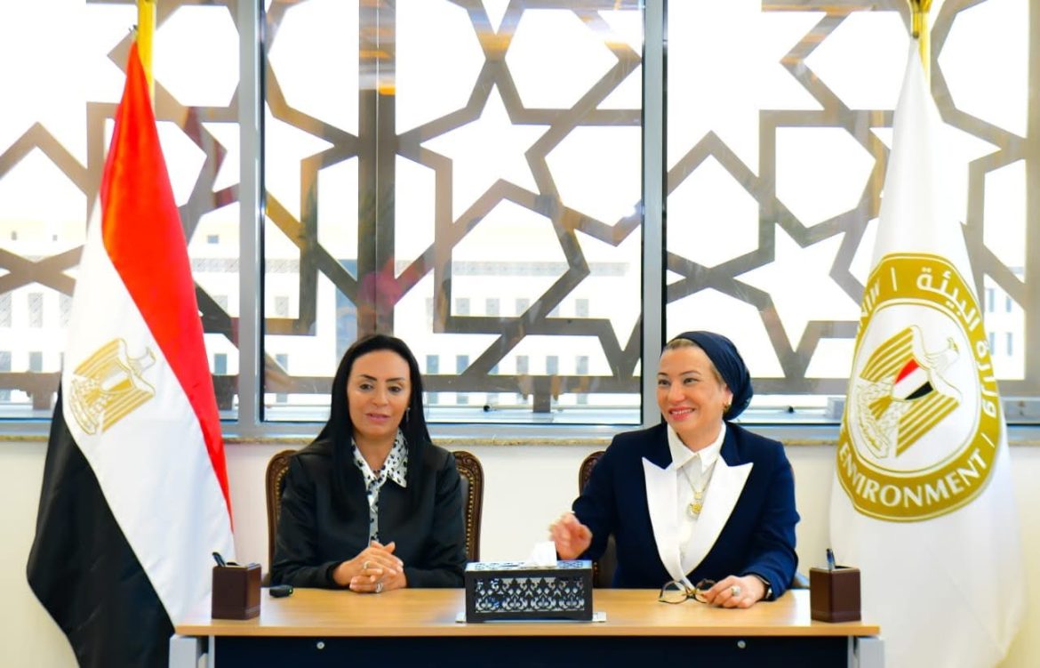 وزيرتا البيئة والتضامن الاجتماعي تشهدان توقيع مذكرة تعاون مشترك بين جهاز تنظيم إدارة المخلفات وجمعية الهلال الأحمر المصرى