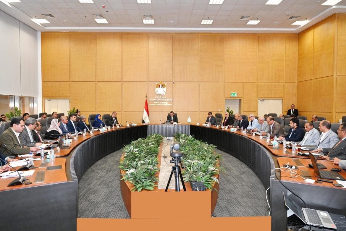 وزير الإسكان يعقد اجتماعاً لمتابعة المشروعات السكنية بعددٍ من المدن والمحافظات وزير الإسكان يعقد اجتماعاً لمتابعة المشروعات السكنية بعددٍ من المدن والمحافظات
