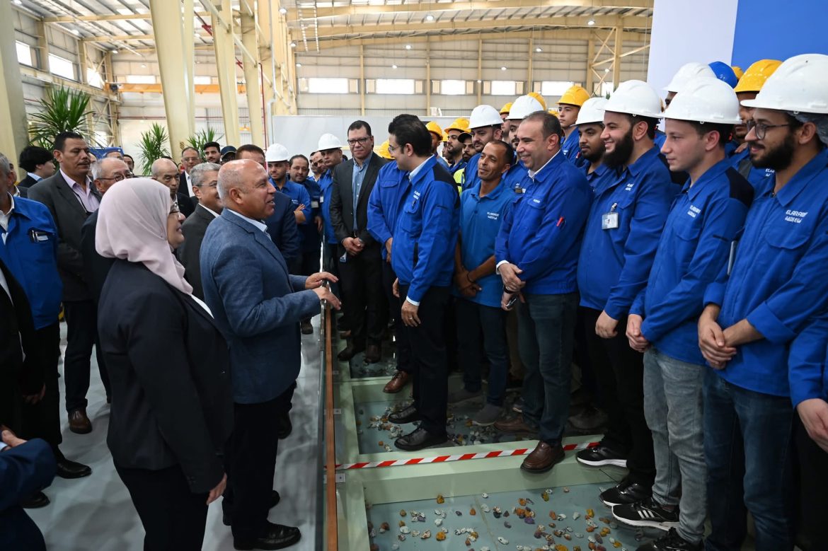 وزير الصناعة يفتتح مصنع لإنتاج الزجاج الهندسي