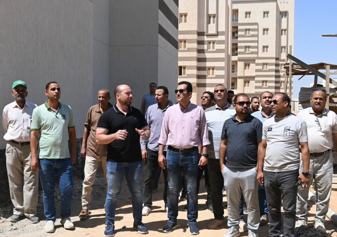 وزير الإسكان يتابع موقف تنفيذ الآلاف من وحدات "سكن لكل المصريين" بعددٍ من المدن الجديدة
