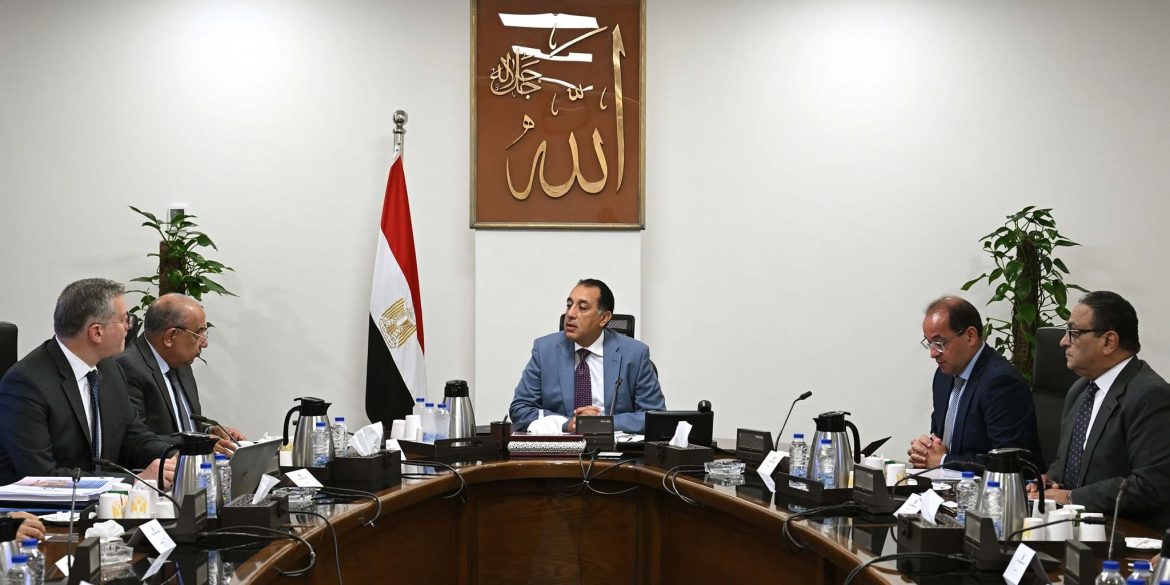 رئيس الوزراء يتابع إجراءات توفير الاعتمادات المالية المطلوبة للمواد البترولية اللازمة لتشغيل محطات الكهرباء