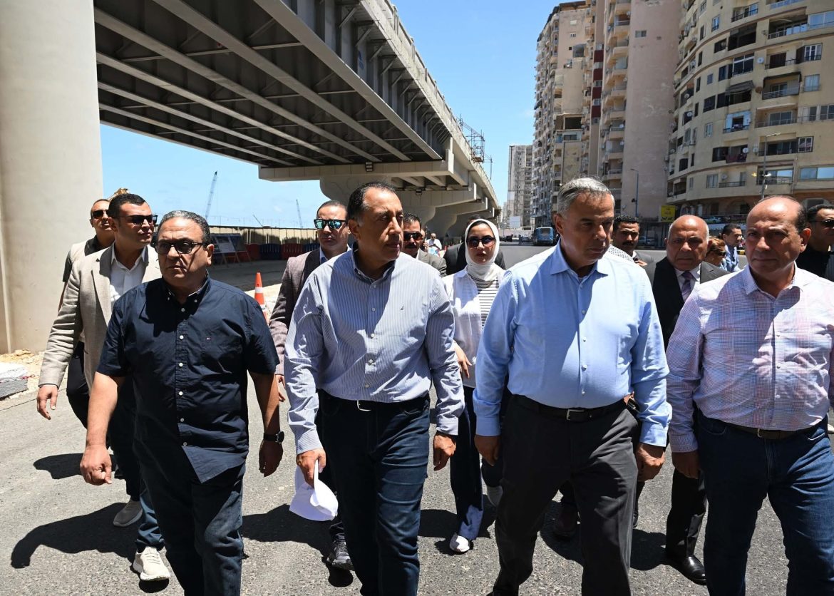 رئيس الوزراء يتفقد أعمال تطوير محور "محمد نجيب" وتوسعة كورنيش الإسكندرية