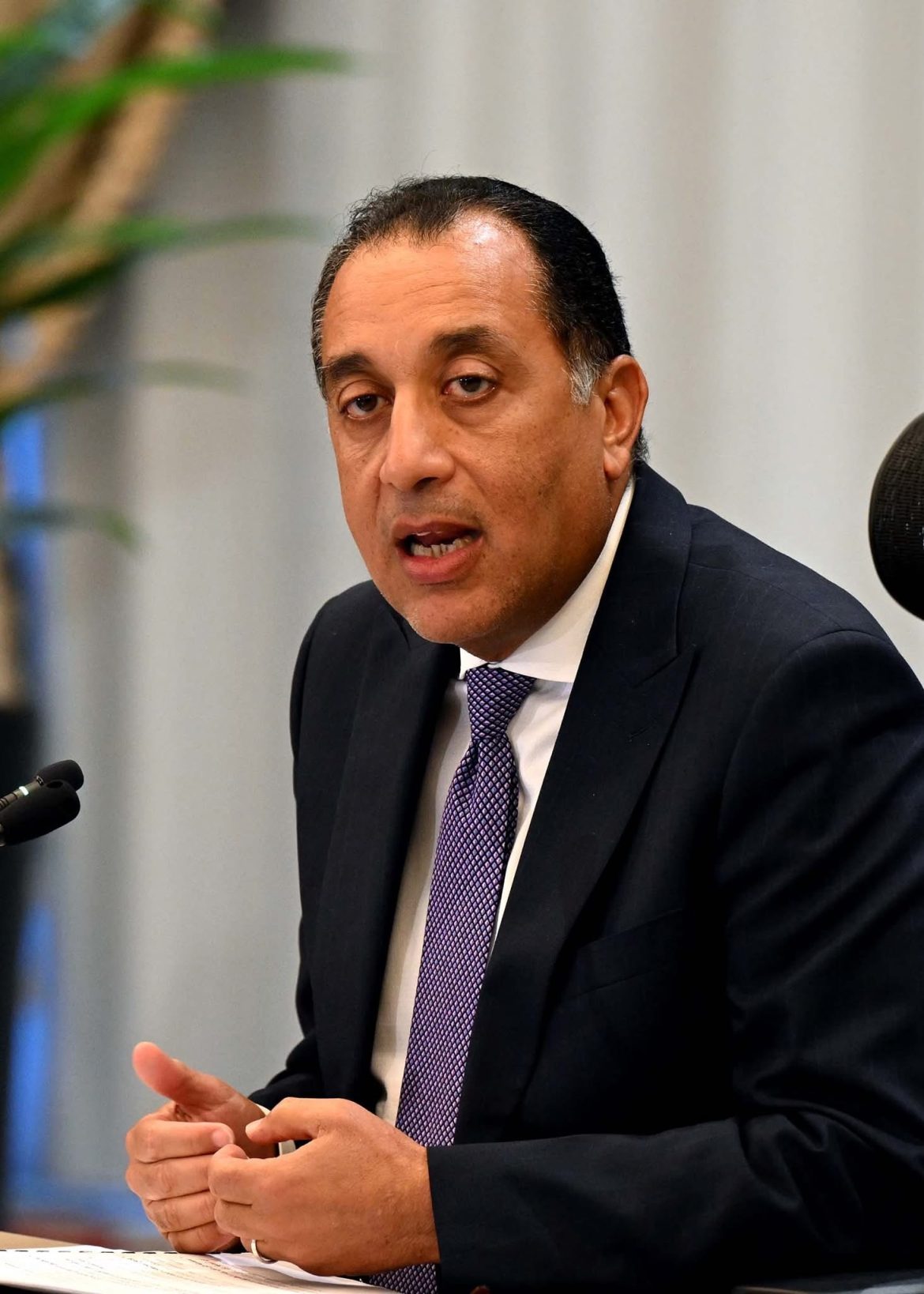 رئيس الوزراء يستعرض تقريرًا حول موقف تقديم خدمات الشهر العقاري من خلال المنافذ البريدية