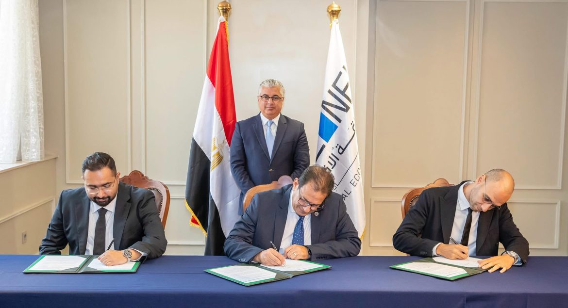 رئيس اقتصادية قناة السويس يشهد توقيع عقد توسعات مشروع شركة النيل لإعادة تدوير البلاستيك